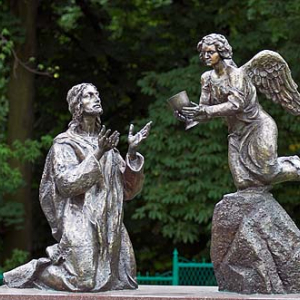 Figury świętych na stacjach przed Klasztorem Jasnogórskim